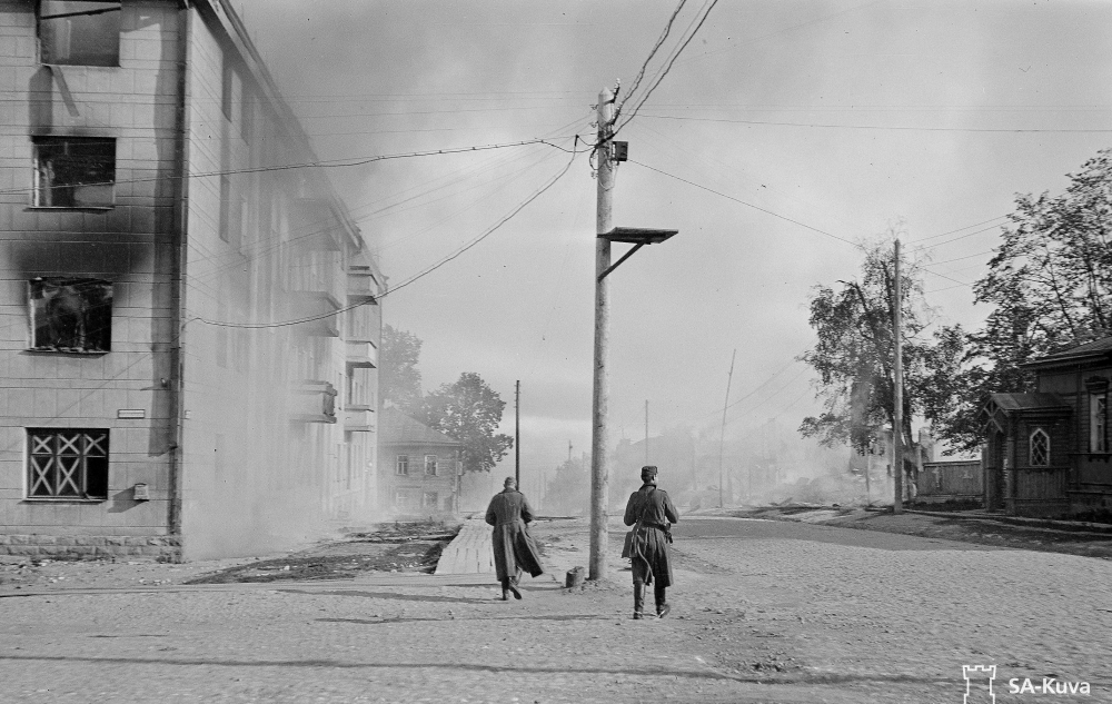 Довоенные тротуары в городе были дощатыми. Слева – дом специалистов на углу пр.Ленина и ул.Кирова. 1 октября 1941 года. 