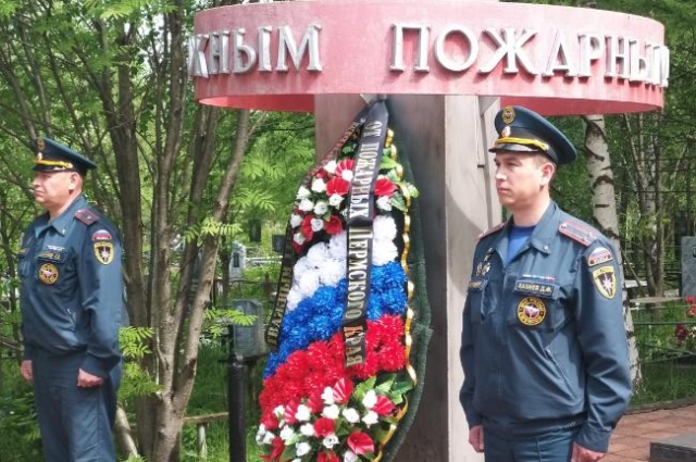 К мемориалу памяти героев-пожарных возложили цветы. 