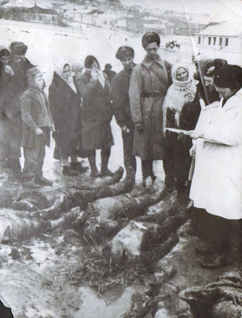 Опознание тел погибших у скалы Орлиное Гнездо (Пятигорск, 1943)