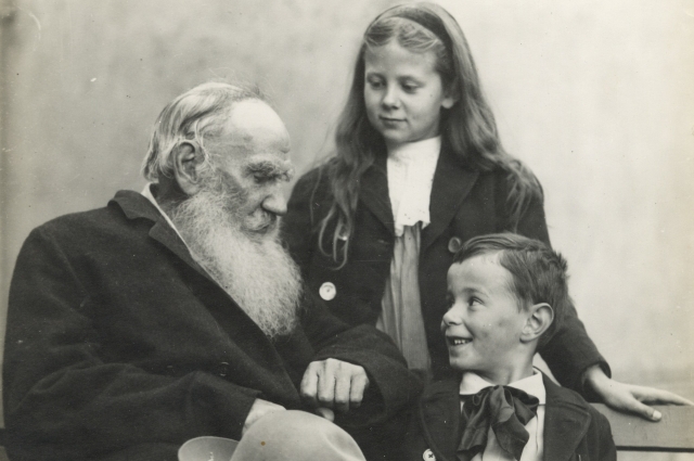 Чертков В. Г. Фотография. Л. Н. Толстой с внуками Соней и Илюшком. 1909 г., 18 сентября.