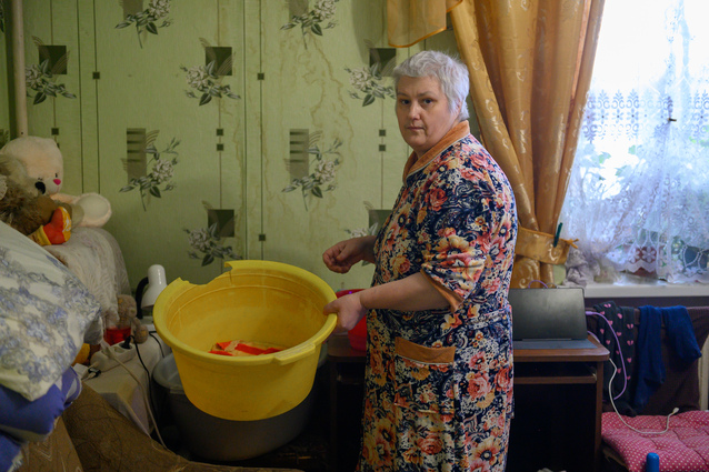 Анна Шумакова демонстрирует последствия недавнего затопления. По стенам квартиры вода лилась, как водопад.