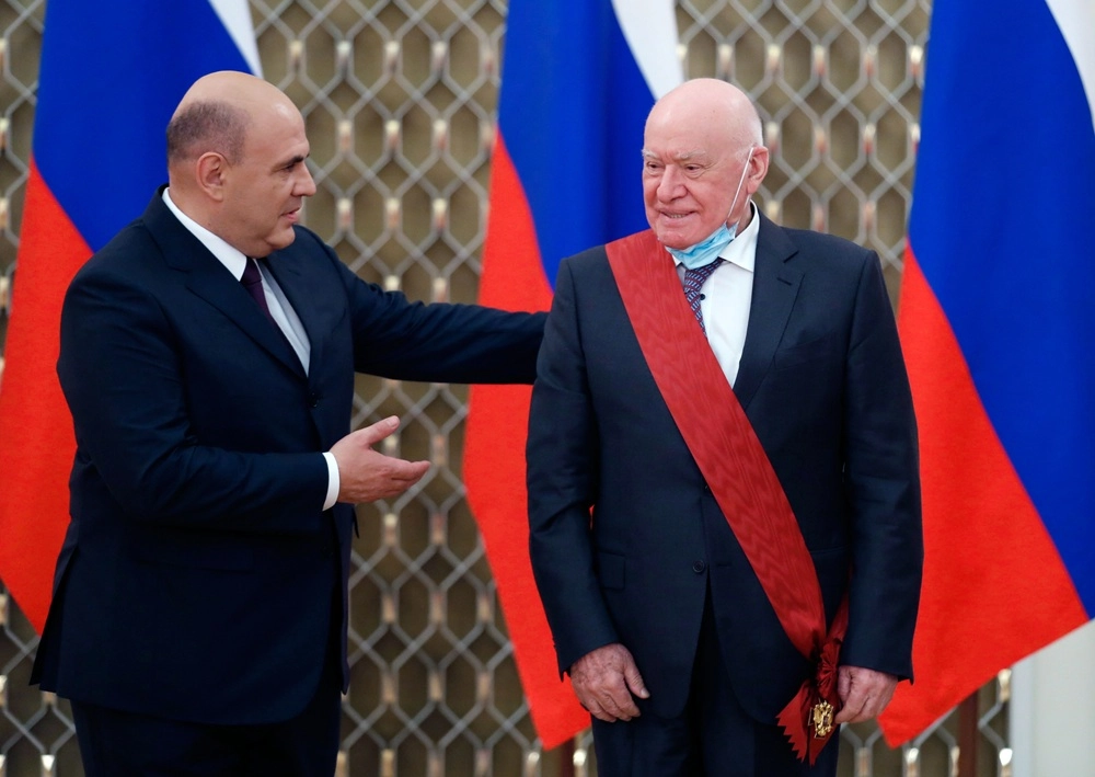 22 октября 2020. Председатель правительства РФ Михаил Мишустин и президент Национального медицинского исследовательского центра сердечно-сосудистой хирургии имени А. Н. Бакулева Лео Бокерия (справа), удостоенный ордена «За заслуги перед Отечеством» I степени, на торжественной церемонии вручения государственных наград Российской Федерации медицинским и другим работникам сферы здравоохранения.