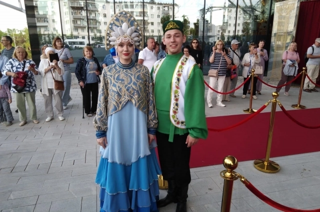 Гостей встречали артисты фольклорного центра «Москва» в ярких национальных костюмах.