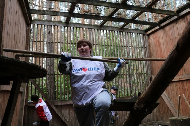 Волонтеры ВИЗ-Стали провели экосубботник в центре для краснокнижных птиц