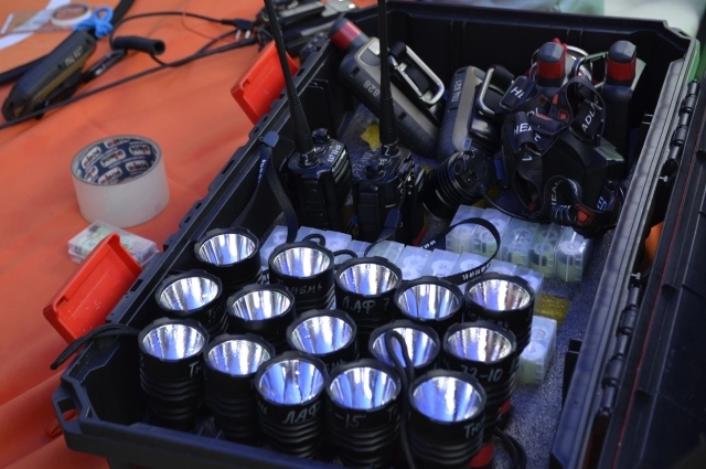 Среди оборудования волонтеров рации, фонари и аккумуляторы.