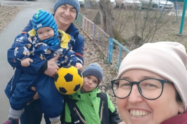 Вся семья с младшими детьми в сборе.