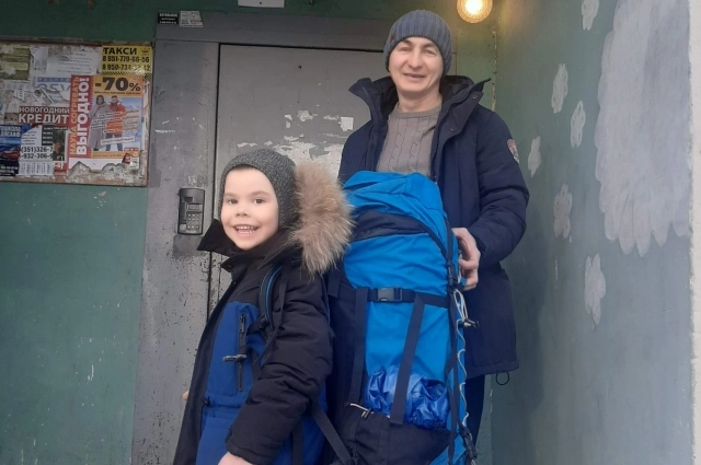 Семья иногда ездит в город, но скучает по дому в селе.