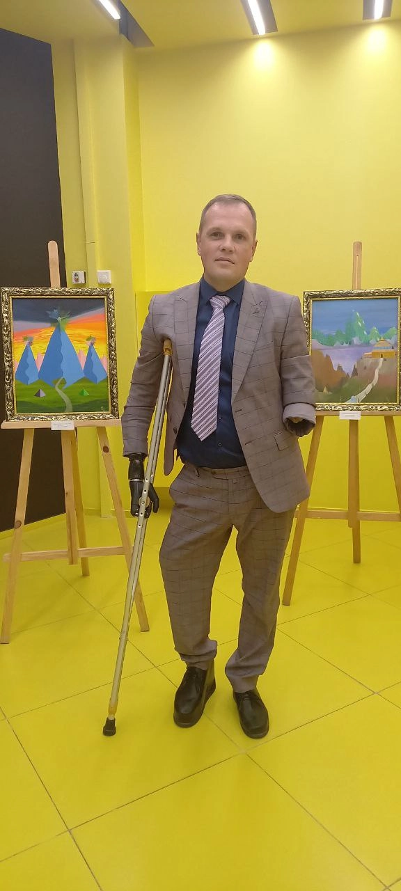 После катастрофы Евгений остался без рук, ноги были переломаны в нескольких местах, были перебиты многие нервные окончания и сухожилия. Ему говорили, что он не сможет не только ходить, но даже вставать с кровати.