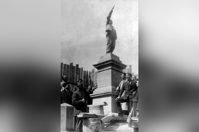 До открытия памятника В.И. Ленину осталось несколько дней.