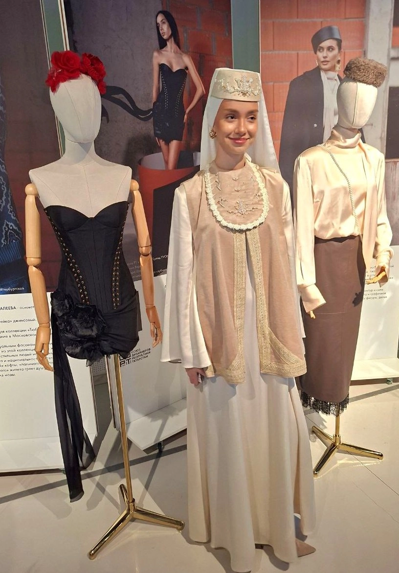 Галия Измайлова, создавая образ татарской красавицы ориентировалась на оригинал костюма конца XIX - начала XX вв. 