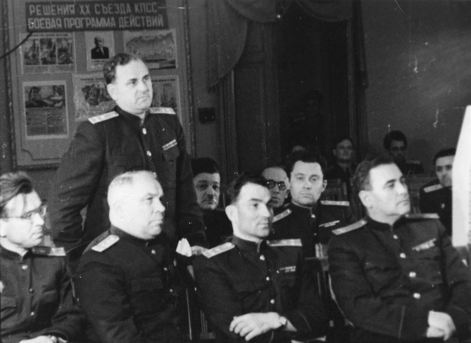 Евгений Карпов (первый справа во втором ряду) на совещании в Институте аваиационной и космической медицины.