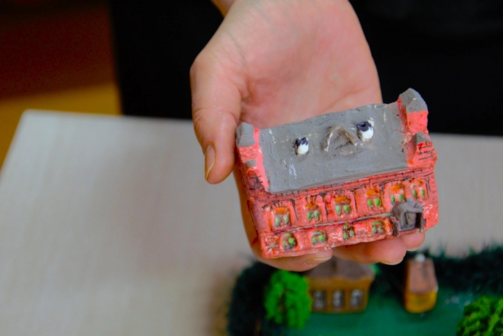 Это миниатюрная копия того самого дома, который музейные работники мечтают восстановить.