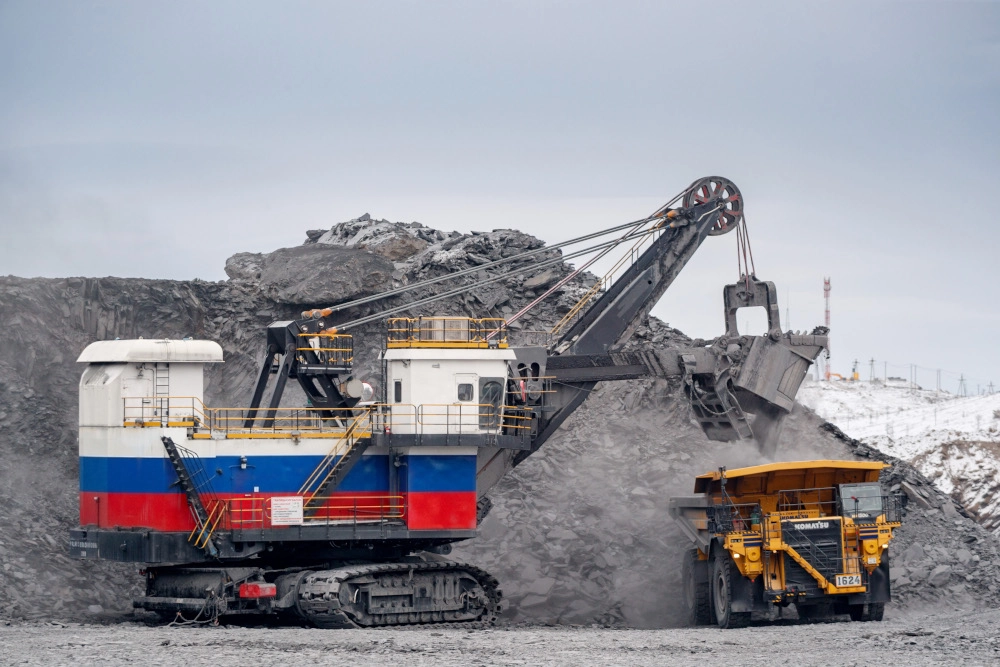 Энергия от подстанции к объектам будущего ГОКа пойдет по двум кабельно-воздушным линиям протяженностью свыше 4 километров каждая.