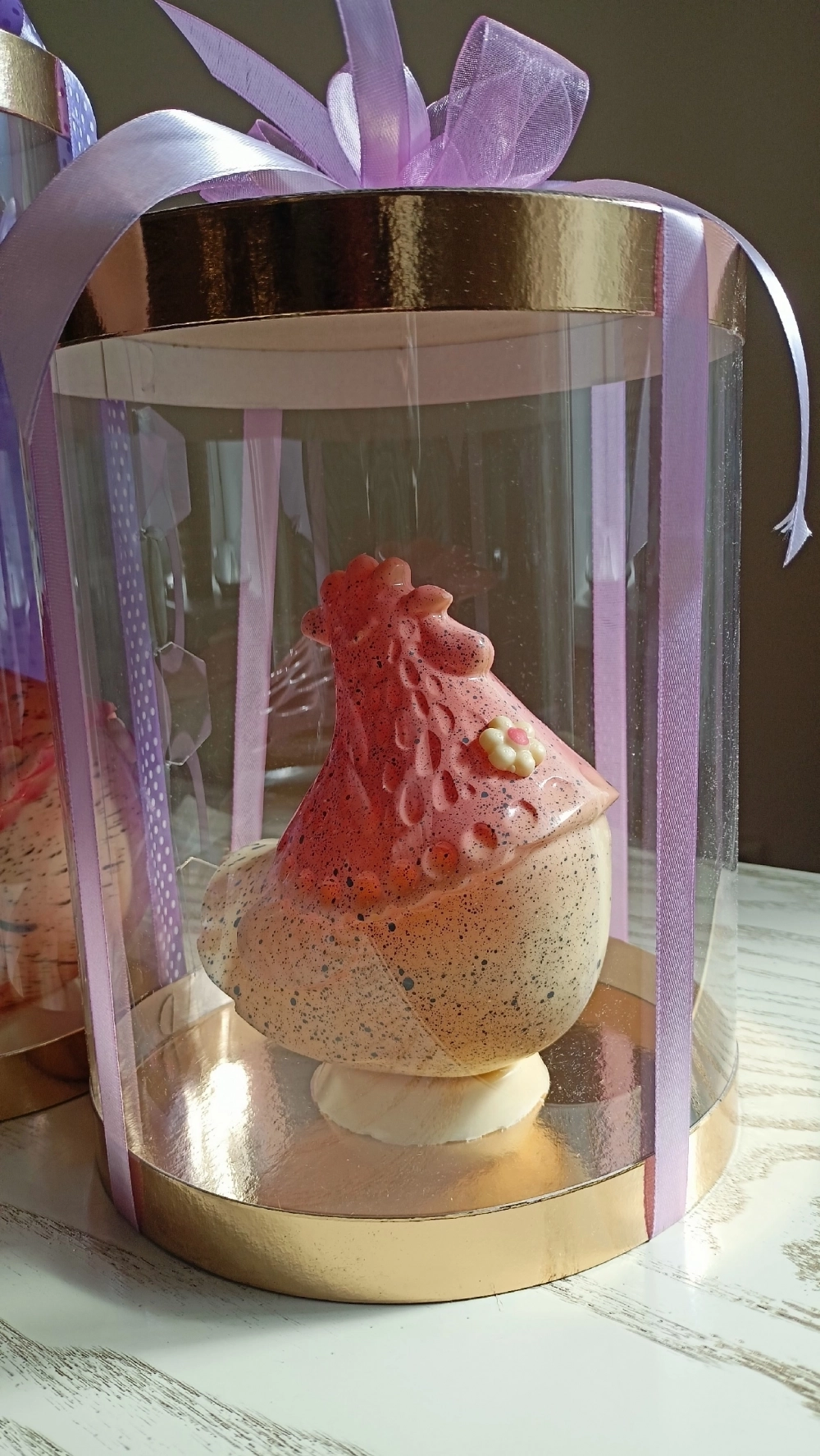 Шоколадная фигурка сделана вручную.