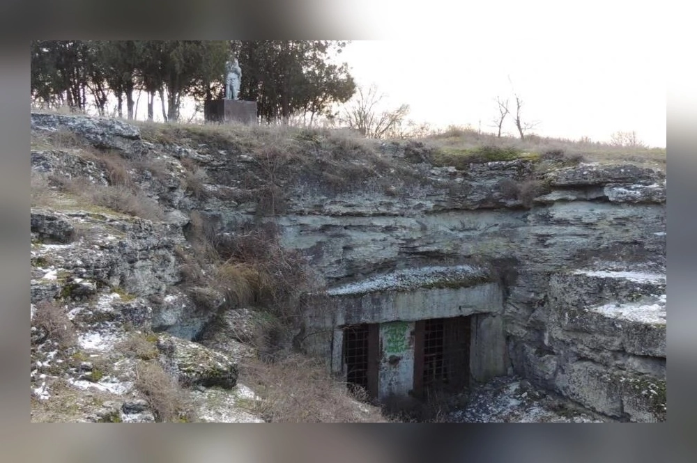 Вход в центральный коридор Старокарантинских каменоломен.