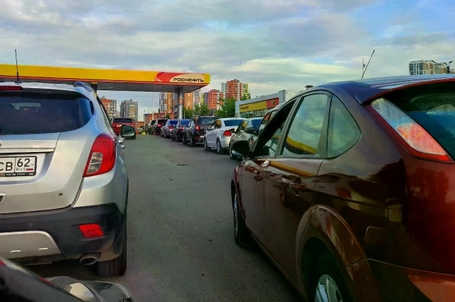 Автомобилисты сообщают, что в среднем проводят в очереди на АЗС полтора-два часа.