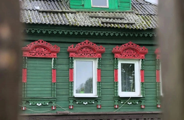 Каждый житель красить наличники по особому