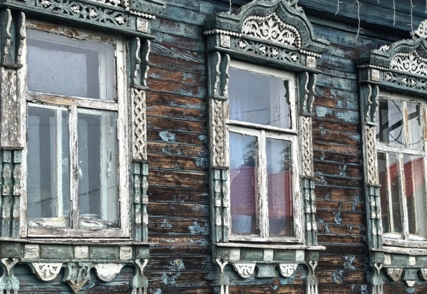 Многие дома стоят заброшенными.