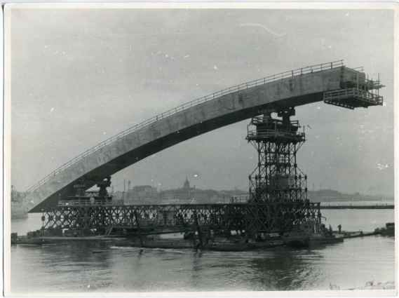 Полусвод весом 1 600 т. перед установкой в пролет. 1958-1960 гг.