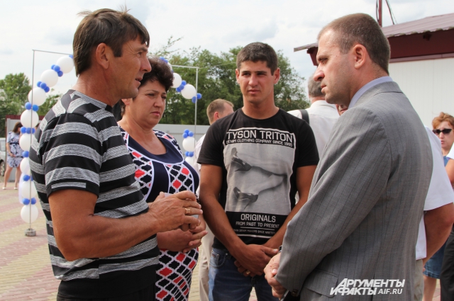 Министр сельского хозяйства Дона Константин Рачаловcкий с семьёй Бочко обсуждает новые планы