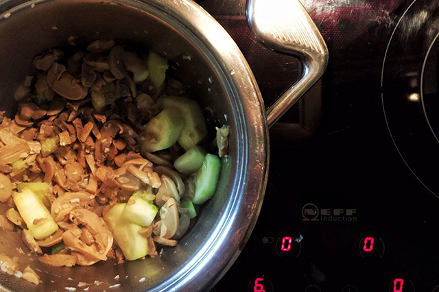 Рецепт простого куриного супа с грибами и кабачками