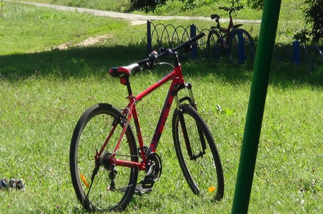 Красный велосипед, на котором мог передвигаться мужчина.
