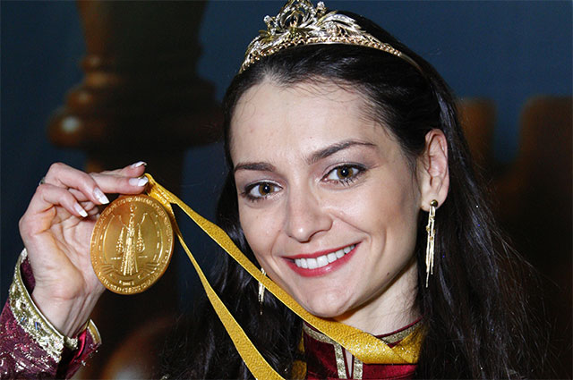 Чемпионка мира по шахматам среди женщин россиянка Александра Костенюк во время церемонии награждения в Нальчике, где проходил чемпионат мира по шахматам среди женщин 2008 года.