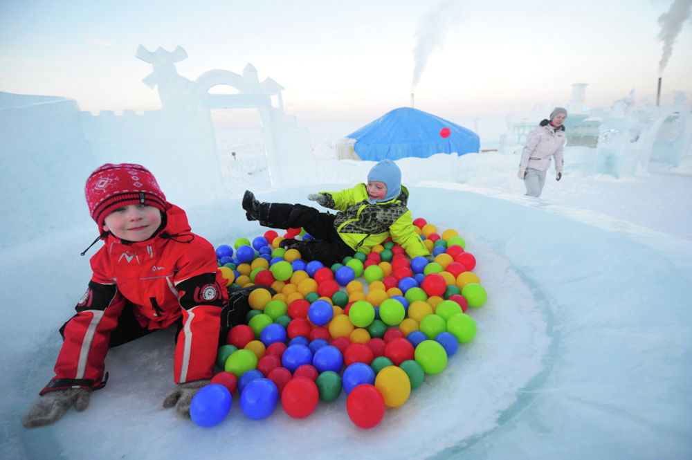 Дети играют в ледовом городке в Байкальске.