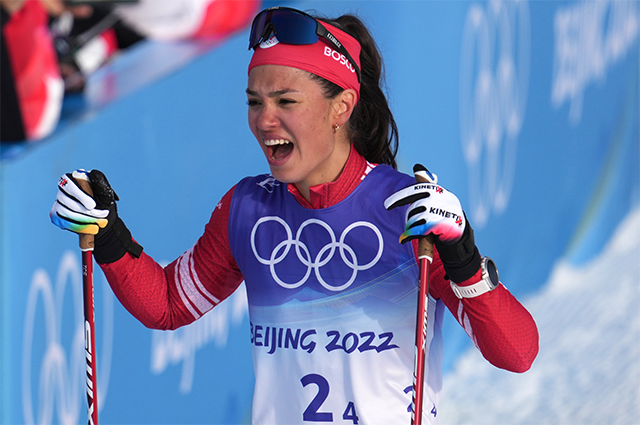 Российская спортсменка, член сборной России (команда ОКР) Вероника Степанова на финише эстафетной лыжной гонки 4 х 5 км среди женщин на XXIV зимних Олимпийских играх 2022.
