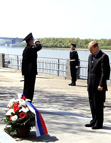 Владимир Путин возложил цветы к памятнику героям Каспийской флотилии