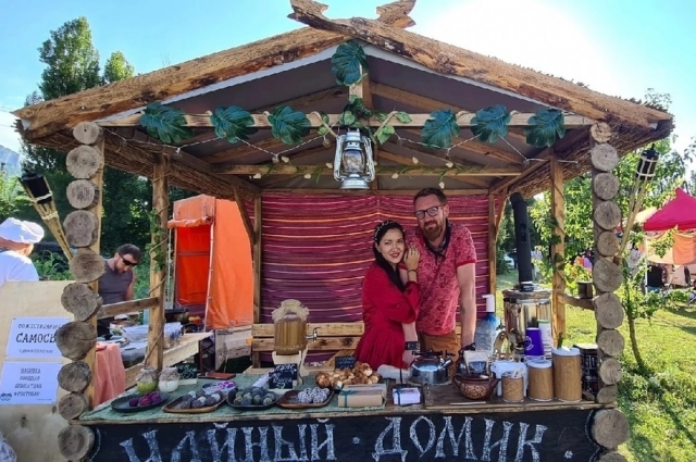 Виталий и Александра участвуют в знаменитой Бельбекской ярмарки – готовят травяные чаи и разные вкусности для туристов. 