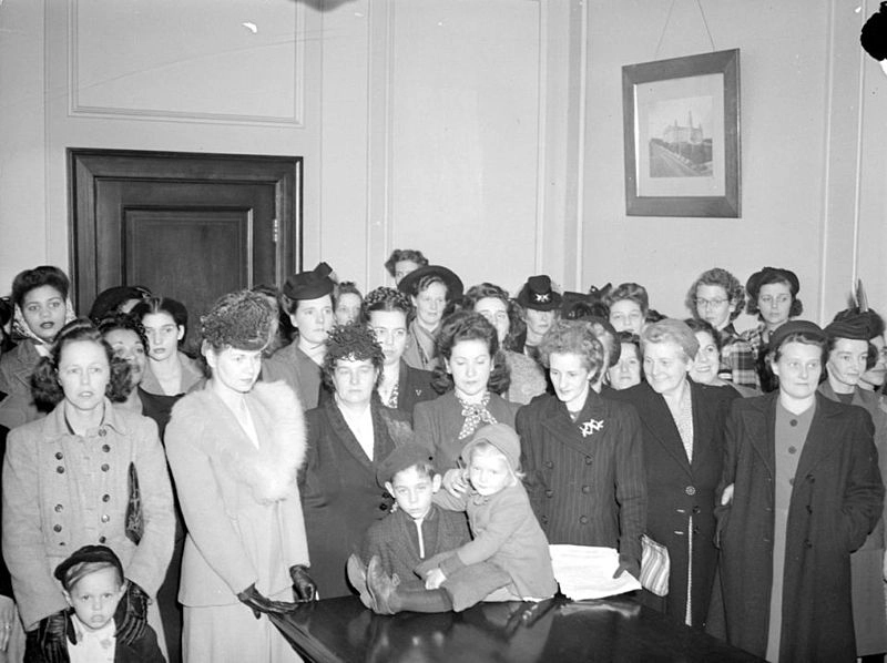 Женщины и дети перед встречей с Морисом Дюплесси. 