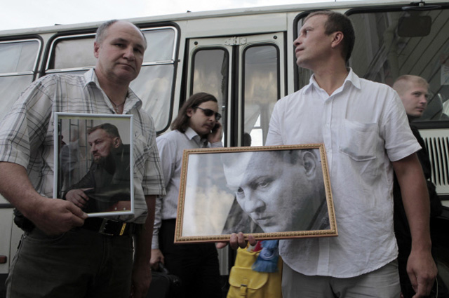 Представители общественных организаций принимают участие в акции памяти Юрия Буданова на Суворовской площади в Санкт-Петербурге. 20.07.2011