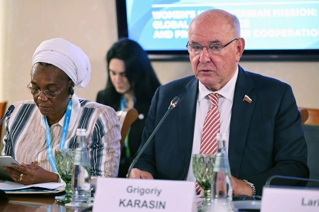 Председатель Комитета Совета Федерации РФ Григорий Карасин по международным деламтематической сессии «Гуманитарная миссия женщин: мировой опыт и перспективы сотрудничества» Евразийского женского форума в Санкт-Петербурге (2024 г.).