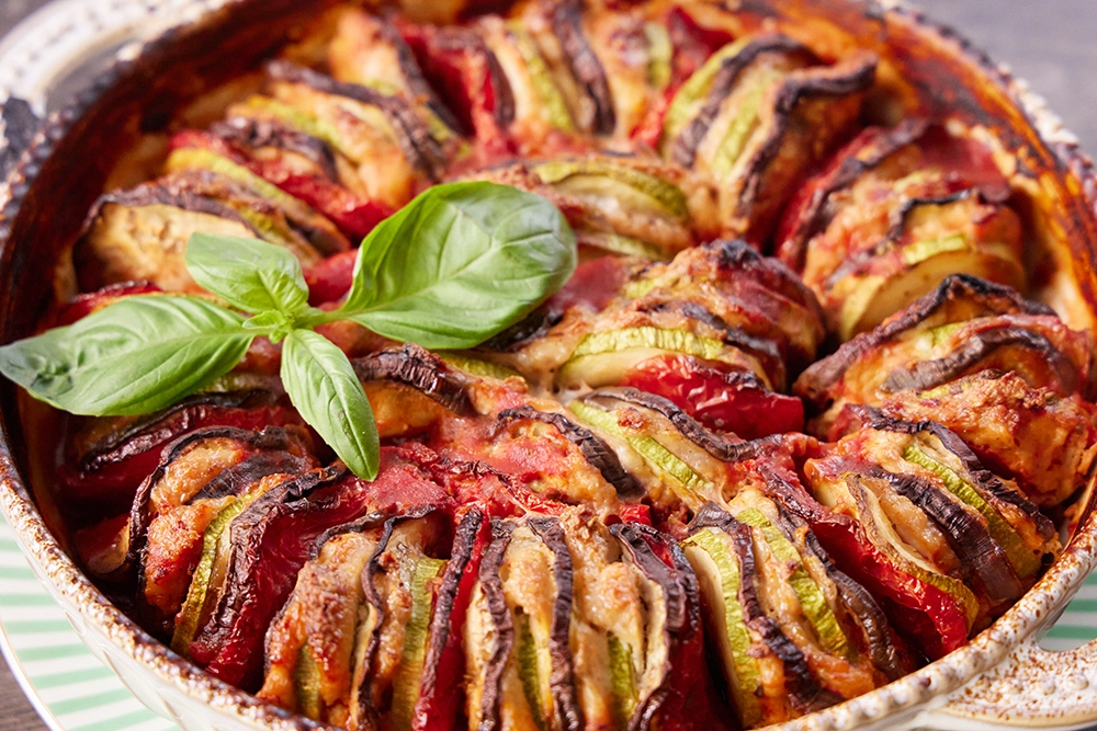 Рататуй — классическое овощное блюдо прованской кухни, состоящее из сладкого перца, баклажанов, помидоров и кабачков.
