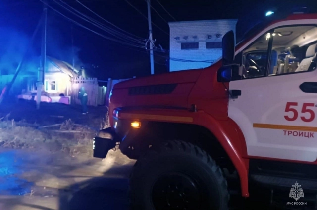 Огонь тушили 14 пожарных и три единицы техники.