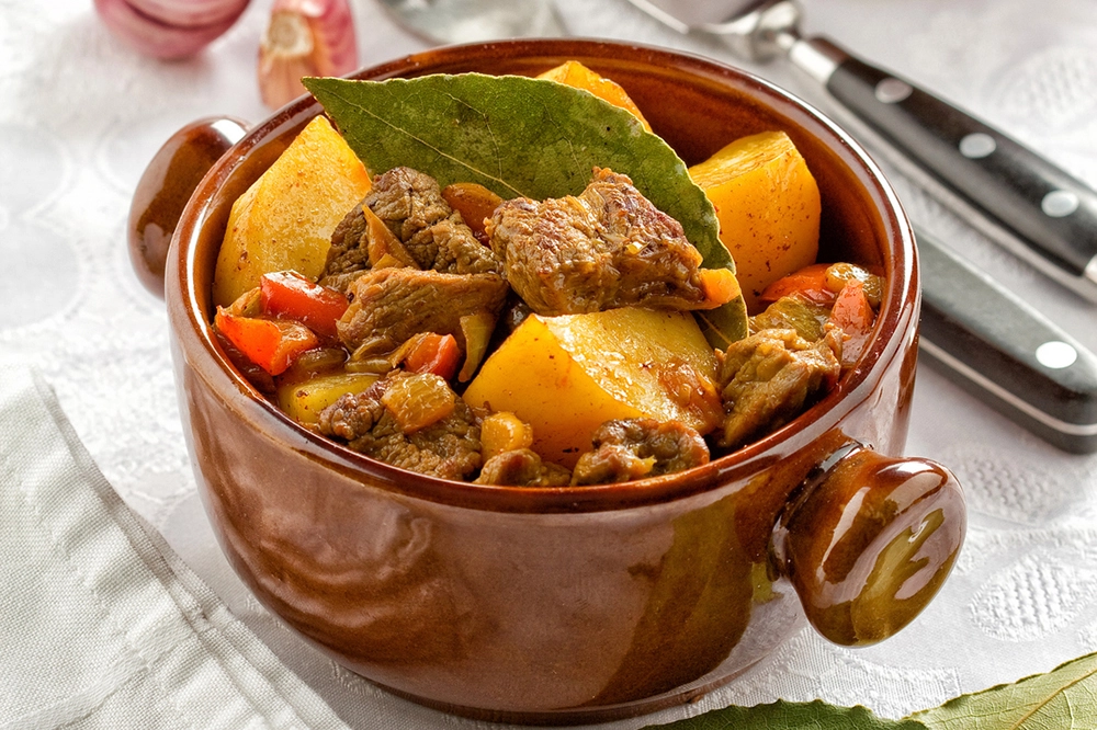 Тушёное мясо в горшочках с овощами и брюквой.