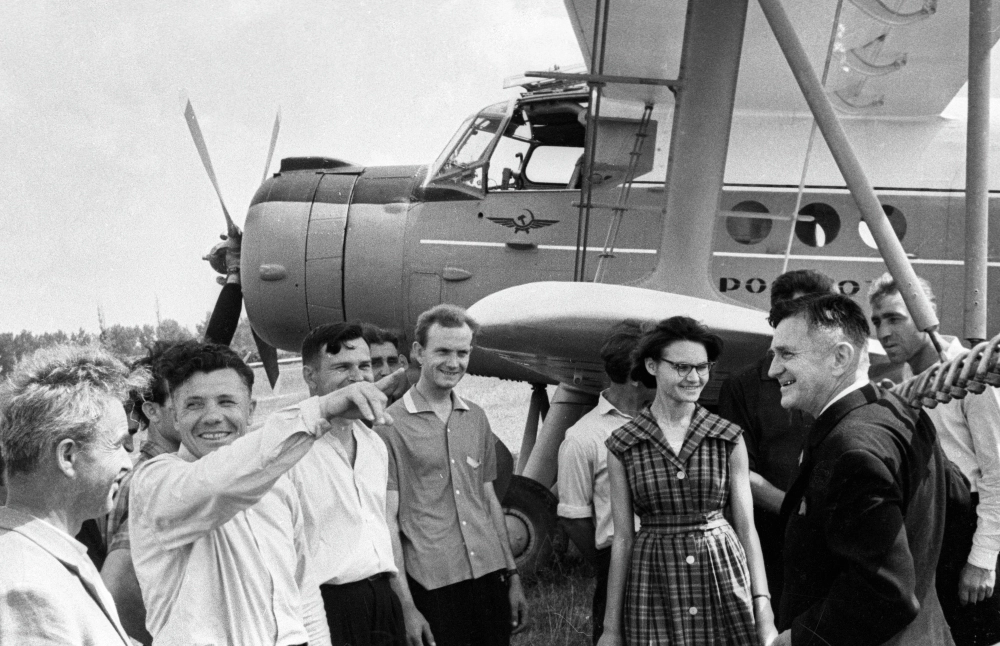 Генеральный конструктор Олег Константинович Антонов (справа) демонстрирует колхозникам сельскохозяйственный самолет «АН-2М». 1966 г.