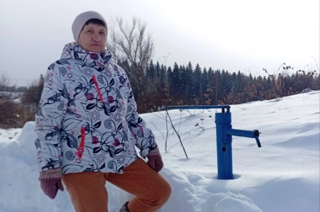 К водопроводу подключены три дома. Остальные жители пользуются колонками