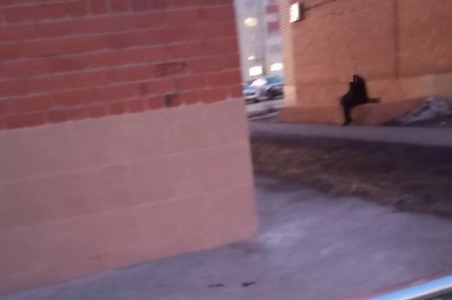 Мужчина оплакивал погибших.