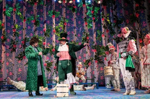 Спектакль заставляет улыбнуться, задуматься и запомнить не только пушкинские строки, но и народные пословицы, которые звучат со сцены.