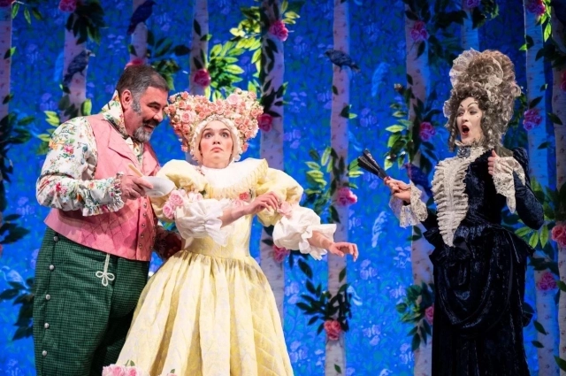 Лиза, привыкшая «ездить» на крепостных, и Алексей, мечтающий о гусарстве, кажутся игрушечными в своих розовых нарядах.