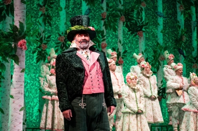 Художник‑постановщик Альберт Нестеров и художник по свету Сергей Гаевой создали фантазийный мир, далёкий от реализма.