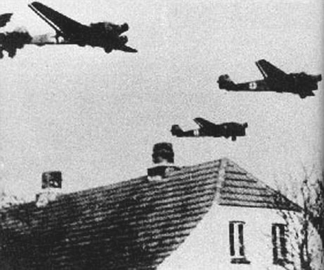 Немецкие бомбардировщики в небе над Данией. 9 апреля 1940.