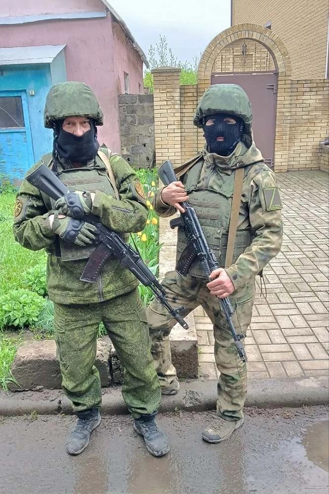 Денис Резников (слева) с боевым товарищем.