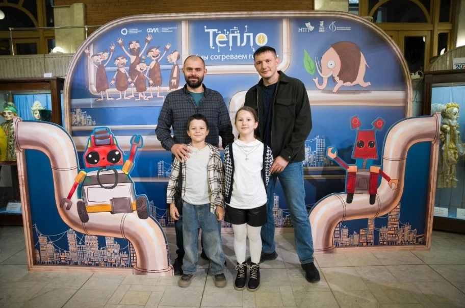 Перед началом премьеры зрители могли сделать фотографии в тематической фотозоне. Самые маленькие гости получили подарки — блокноты и стикерпаки с героями спектакля