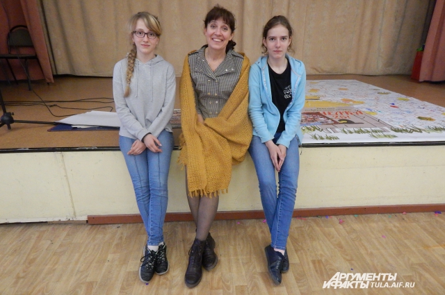 Руководитель театра Ольга Филиппова вместе с актрисами Таней (слева) и Машей (справа).