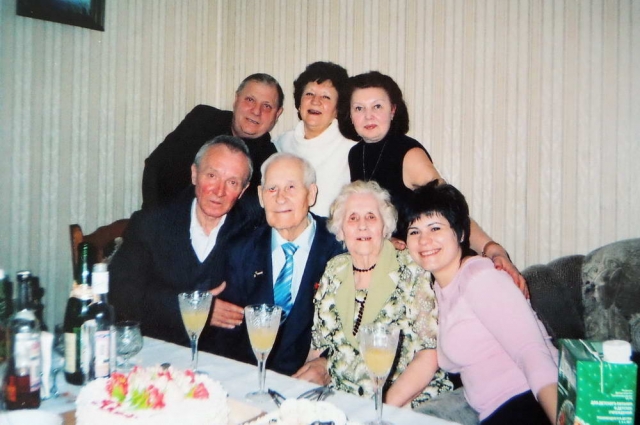Николай Жуган с семьёй.