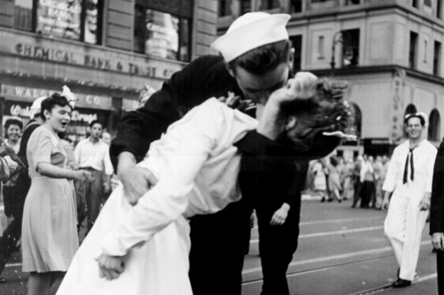 Фотография известна под разными названиями — «День Победы над Японией на Таймс-сквер» (V-J Day in Times Square), «День Победы» (V-Day), «Поцелуй на Таймс-сквер».