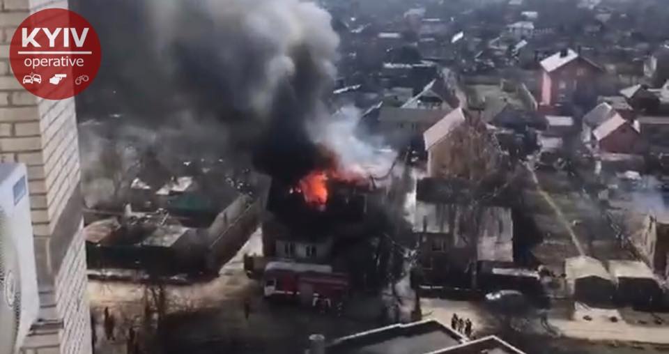 В доме проживали трое братьев, к счастью, им удалось выбраться.